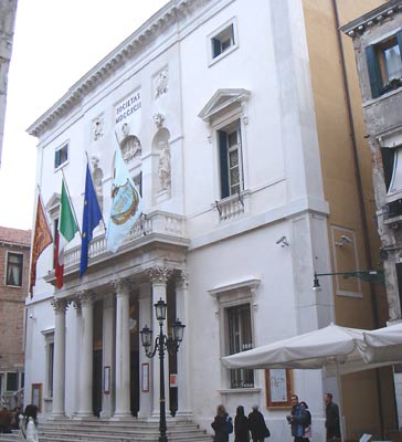 ���ʑ��̃t�F�j�[�`�F����̎p